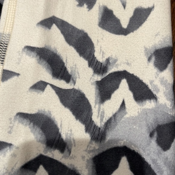 Lululemon 3/4 leggings Size 4 - Picture 5 of 14